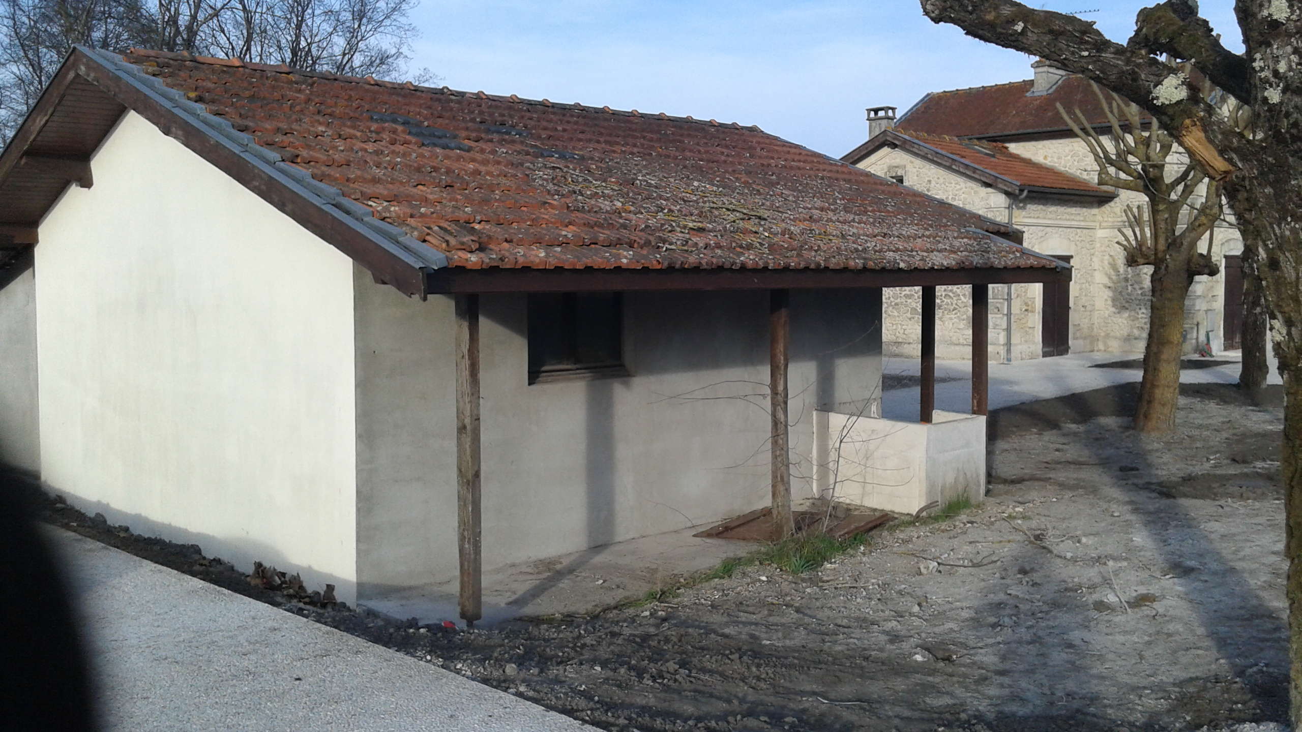 Coté du batiment de la Miellerie